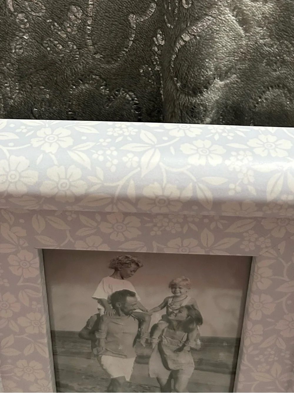 NWT New View Gifts, Pastel Blue, Floral 4x6”, Resin Picture Frame